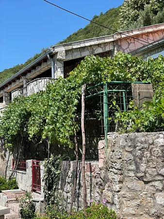 Steinhaus mit Meerblick